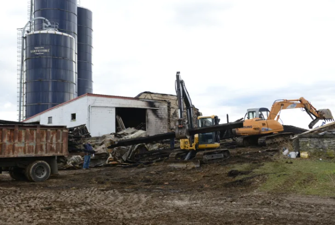 Sistemas de visión Planck: El incendio de un granero en Carolina del Norte causa pérdidas estimadas en $500.000, sólo sobreviven 200 cerdos