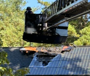 プランク・ビジョン・システムズマールボロの火災でソーラーパネル・アレイに推定1TP4.5万ドルの被害