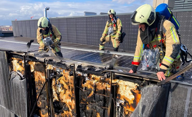 プランク・ビジョン・システムズブリュッセルのトレウレンベルク・ビルでソーラーパネルが炎上、$1百万ドルの被害