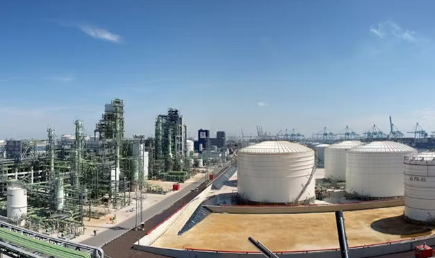 플랑크 비전 시스템: 네스테 정유 공장 화재로 로테르담 공장 가동 중단, 19억 유로 손실 발생