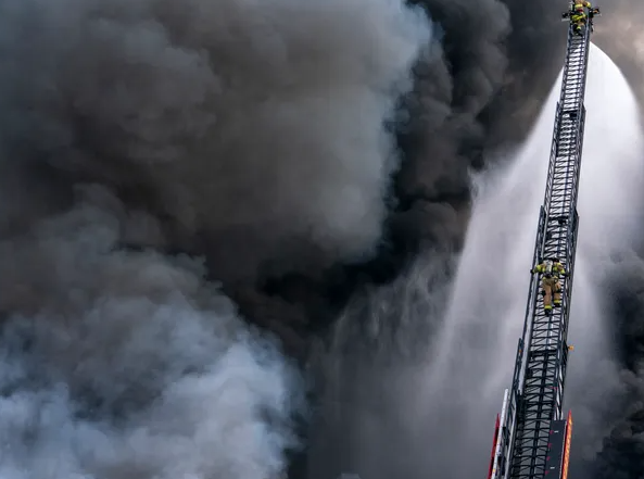 Planck Vision Systems: Un incendio en un almacén de Henderson causa daños por valor de $500.000, los bomberos luchan contra las llamas