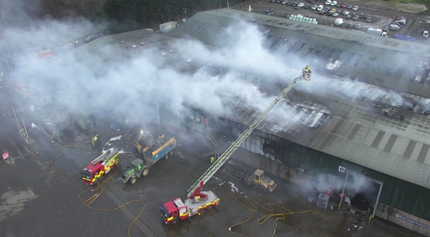プランク・ビジョン・システムズColeraineで大規模な商業火災、$10万損失、80人の消防士が出動