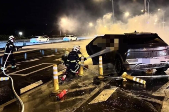 プランク・ビジョン・システムズ国道1号線での電気自動車による過積載火災、死者4人、負傷者4人、損害額$5万円の悲劇 