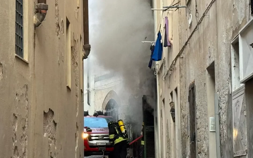Une forte détonation secoue le centre d'Alghero : une explosion sur la Via Machin provoque l'incendie d'une sous-station électrique. - L'Unione Sarda.it